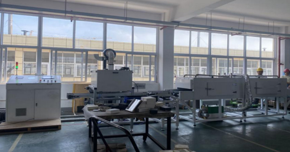 银娱优越会特瓷陶瓷橡胶复合衬板硫化喷胶线