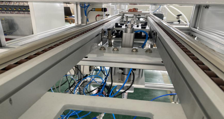 银娱优越会特瓷陶瓷橡胶复合衬板硫化喷胶线